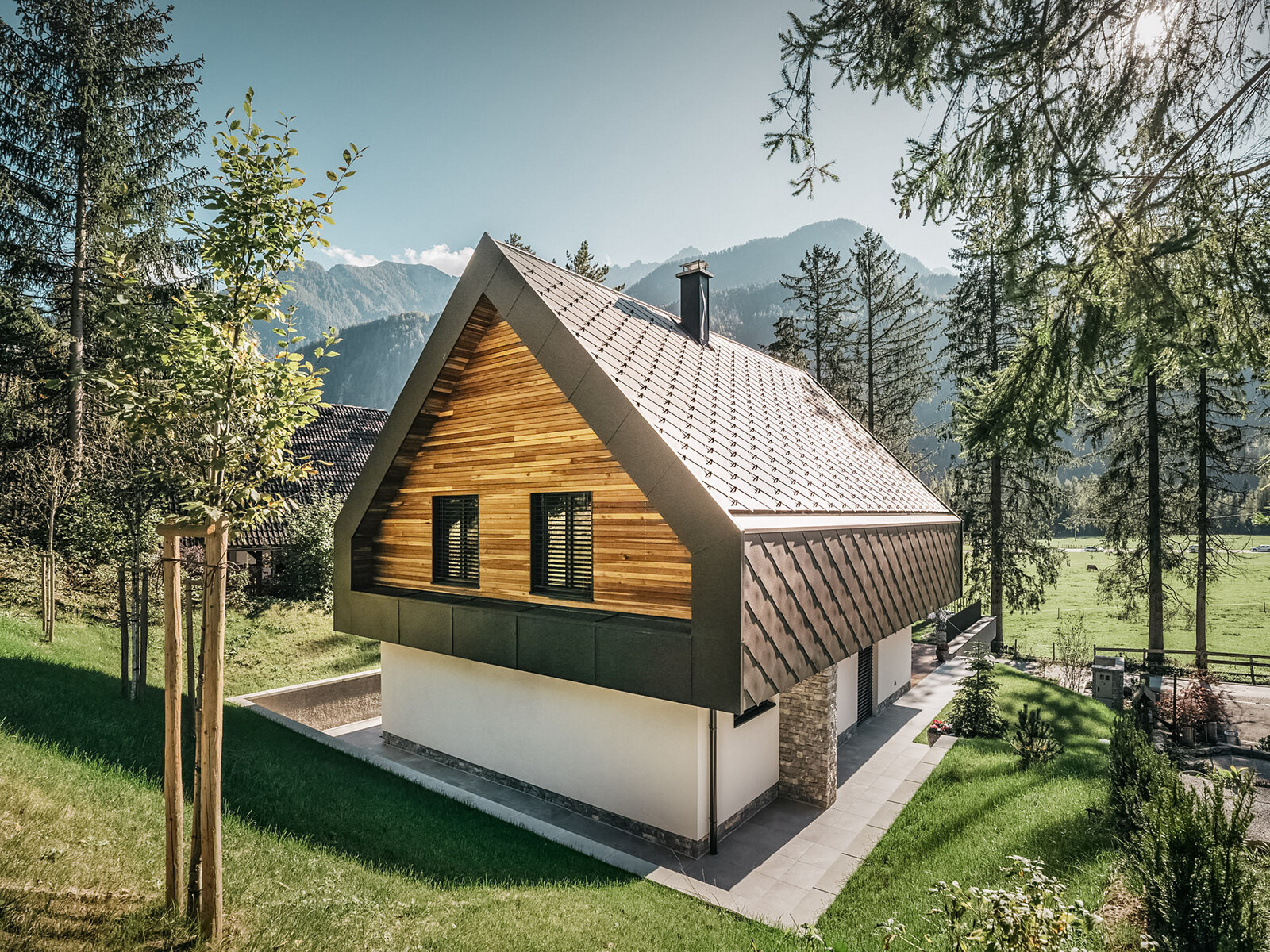 PREFA Metalldach mit Aluminium-Wandraute und Holzfassade – Flaschnerei Wenk Bodenseeregion