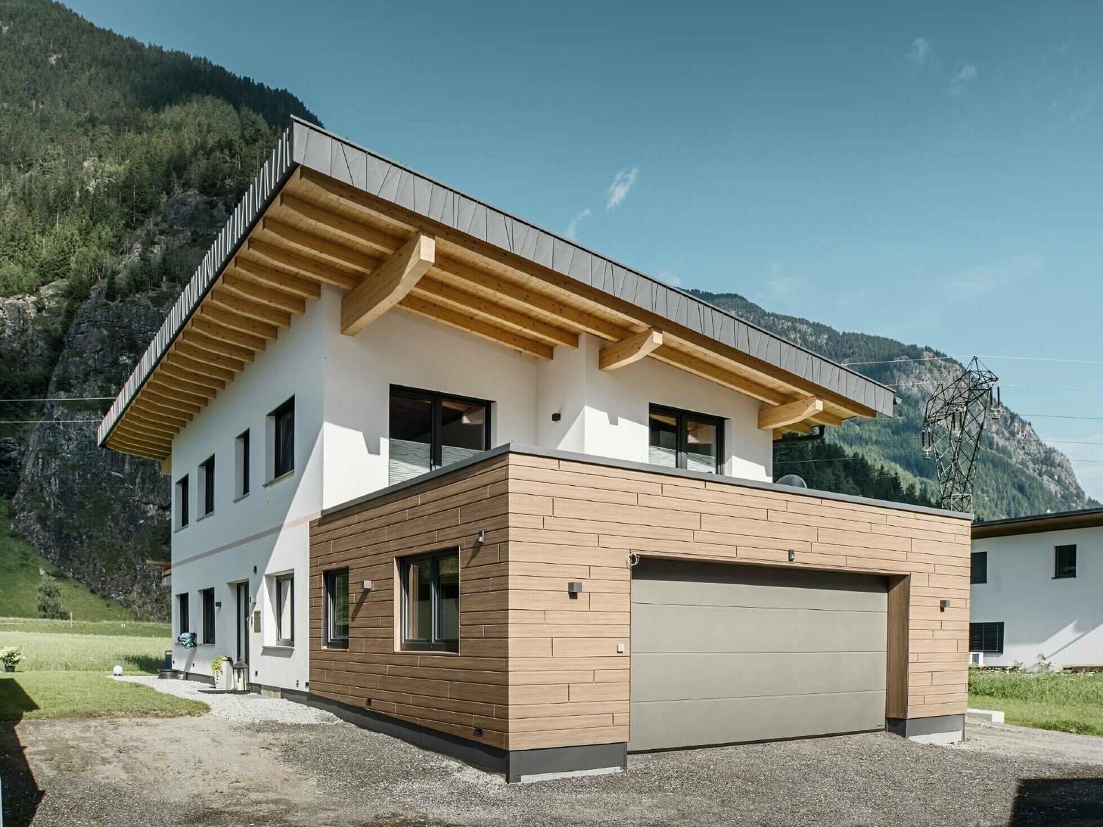 Modernes Haus mit Metallfassade in der Bodenseeregion